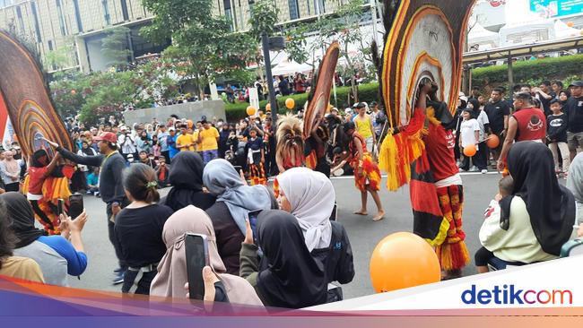 Warga Padati CFD Bundaran HI Pagi Ini, Banyak Pameran Budaya