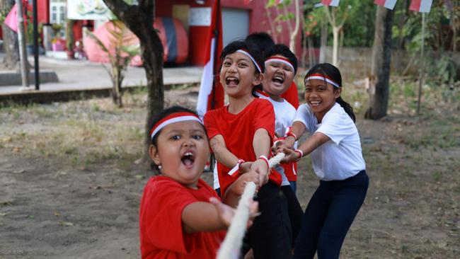 40 Ide Lomba 17 Agustus untuk Anak Sekolah, Orang Dewasa, Ibu-ibu &  Bapak-bapak