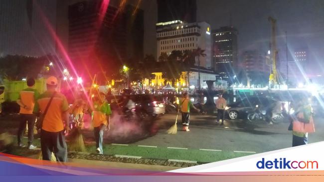 Petugas Mulai Bersihkan Kawasan Patung Kuda Usai Massa Bubar