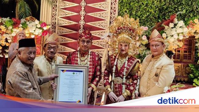 Gaya Baru di Momen Sakral Nikahan, Mempelai Berwakaf Uang Tautkan Cinta