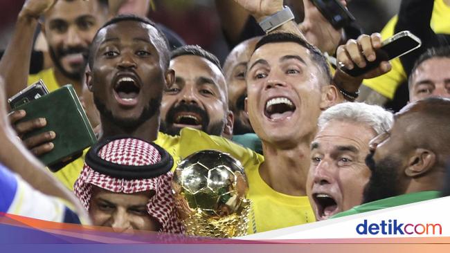 Di Arab, Ronaldo Baru Punya Sebiji Piala yang Mirip Trofi Piala Dunia