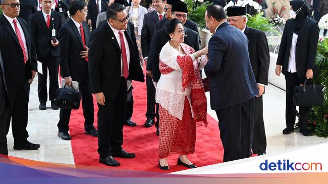 Di Balik Momen Megawati Rapikan Dasi Firli Bahuri