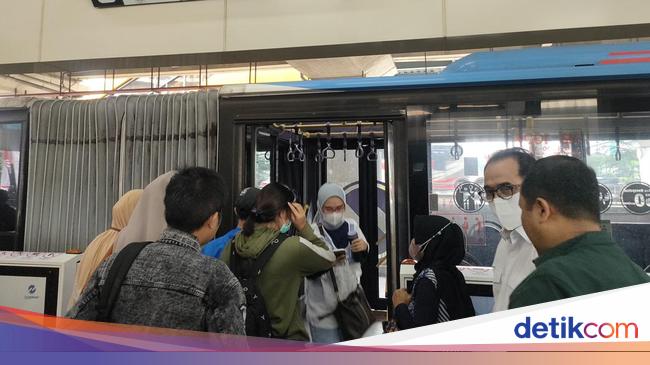 Menhub Budi Karya Cek Fasilitas Stasiun LRT Cawang Jelang Peresmian Besok