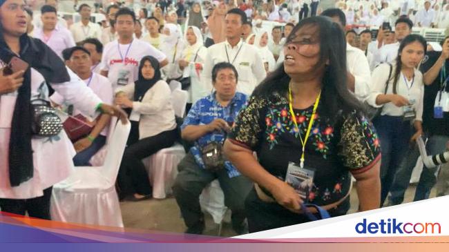 Wanita Ngamuk Saat Jokowi Datangi Acara Relawan Bobby di Medan Diduga ODGJ