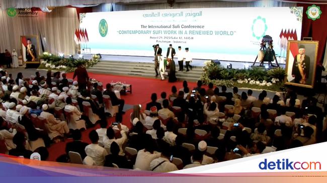 Prabowo-Ganjar Gandengan dan Tertawa Bersama di Muktamar Sufi