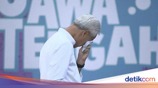 Purnatugas, Ganjar Menitikkan Air Mata Saat Pamitan ke Warga Jateng