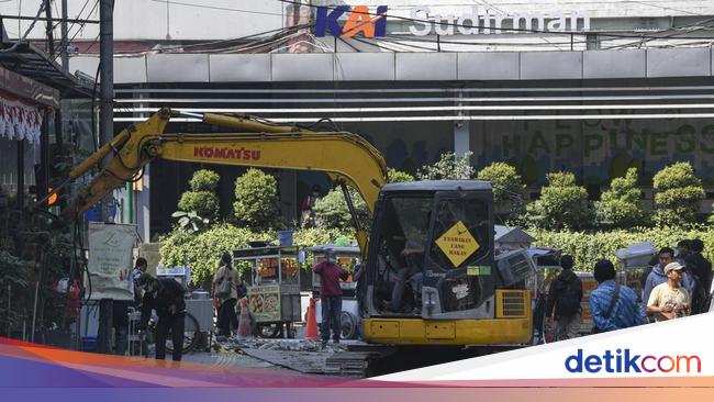 Satu Eskalator Stasiun Sudirman Diperbaiki, Anak KRL Naik Tangga Dulu Ya