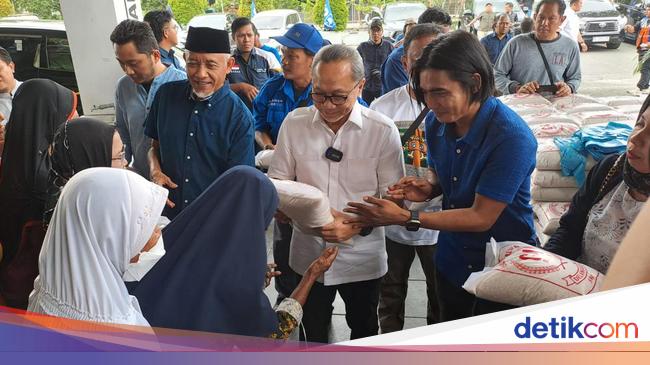 Zulhas Bareng Charly & Sri Purnomo Bagi-bagi Beras ke Warga Jogja