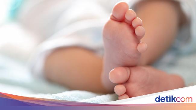 Bayi Terbungkus Selimut Ditemukan di Saluran Air di Depok