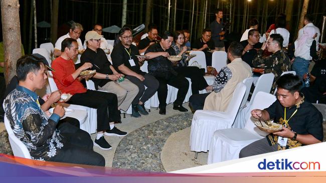 Momen Jokowi Makan Nasi Goreng Bareng Menteri dan Penggiat Seni di IKN