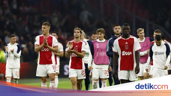 Fans Rusuh, Laga Ajax Vs Feyenoord Dihentikan
