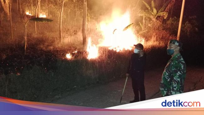 Gunung Sadakeling di Garut Kebakaran