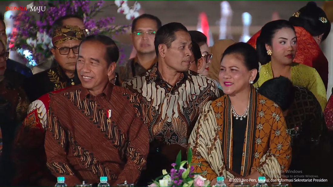 Nonton Fashion Show Istana Berbatik, Presiden Jokowi Pakai Batik Yang ...