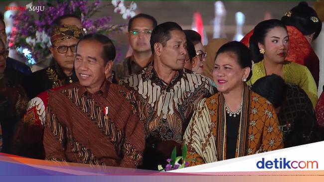 Jokowi soal Menteri Turun di Catwalk Istana Berbatik: Masa Serius Terus