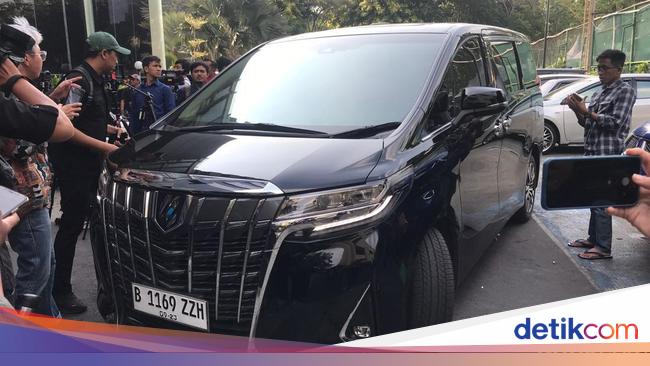 Mobil Mentan SYL Tinggalkan Polda Metro Jaya