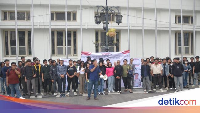 Gerakan Milenial Bandung Tanda Tangan Petisi Dukung Gibran Cawapres 2024