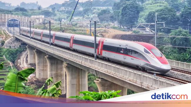 Keberangkatan Whoosh Sempat Molor Imbas Pria Naik Dinding Jalur Kereta Cepat