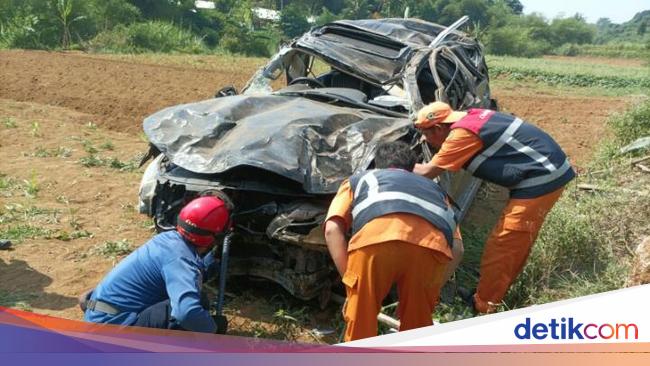 Cerita Damkar Evakuasi Pajero Terjun dari Tol Bocimi hingga Sopir Terpental