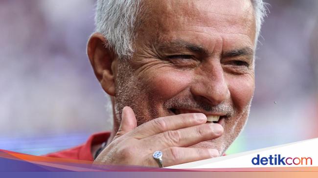 Pesan Puitis Fans Roma ke Mourinho