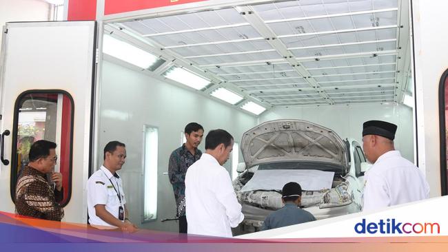 Jokowi Tinjau SMKN 5 Padang, Ungkap Fasilitas Workshop Masih Kurang