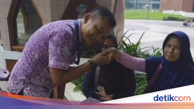 Momen Eks Satpam TMII Minta Maaf Sambil Cium Tangan Ibu Pedagang