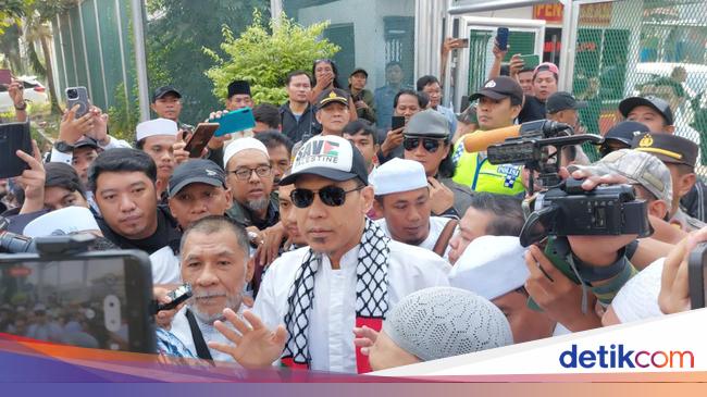 Kenakan Topi dan Syal Save Palestine, Munarman Bebas dari Lapas Salemba