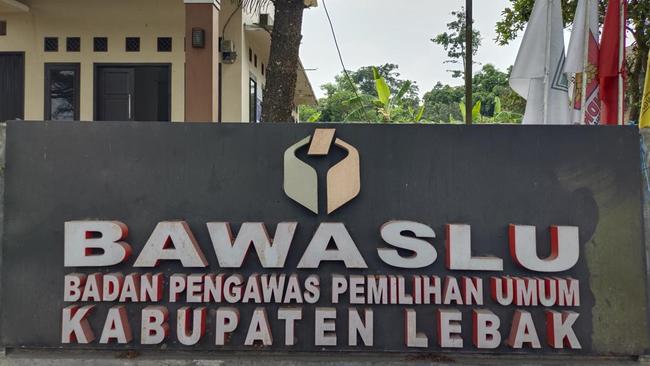 Bawaslu Temukan Kades Pakai Atribut Paslon Saat Hadiri Debat Pilbup Lebak