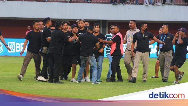 Chaos at PSS Sleman vs Bali United Match in Jakarta