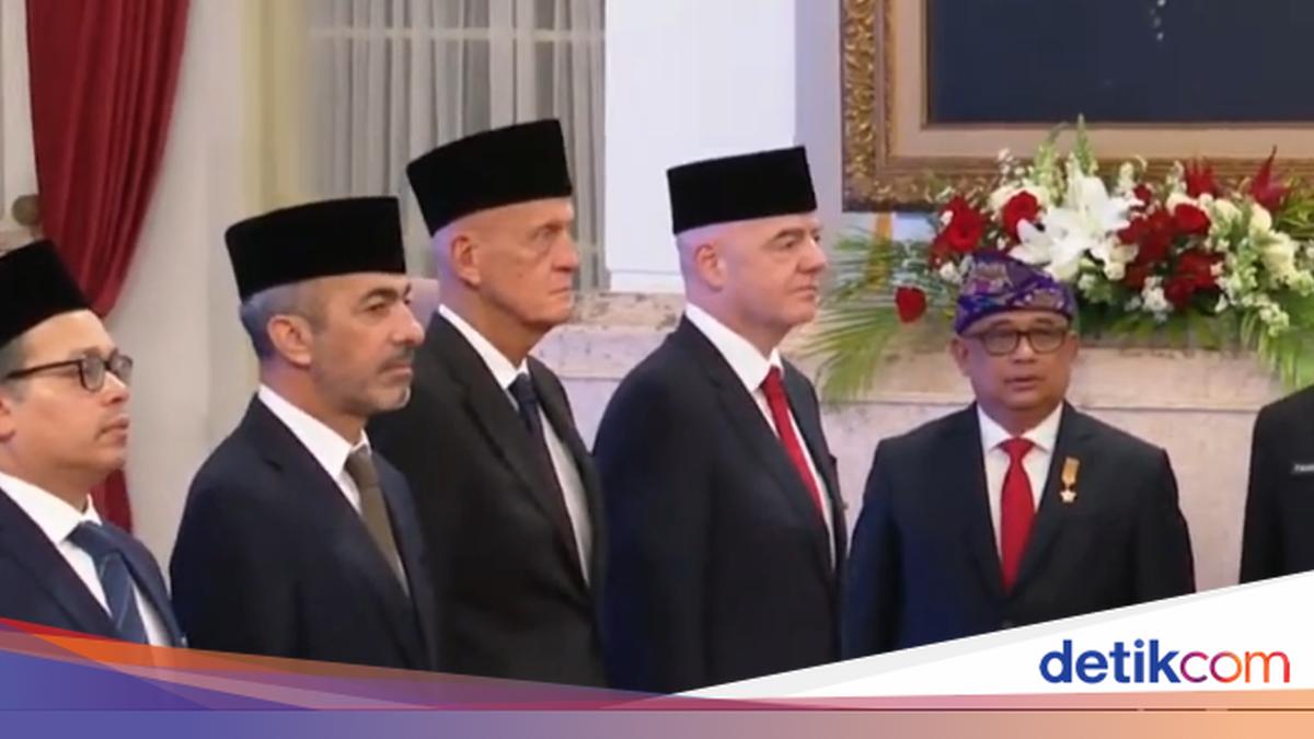 Wasit Legend Pierluigi Collina Pakai Peci Ketemu Jokowi di Istana