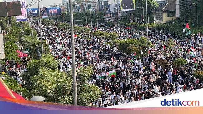 Aksi 'Bekasi Bersama Palestina' Digelar Saat CFD, Massa Penuhi Jl Ahmad Yani