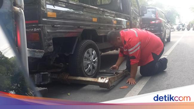 Mobil Panitia Pildun U-17 Diderek Gegara Parkir di Area Steril Stadion Manahan