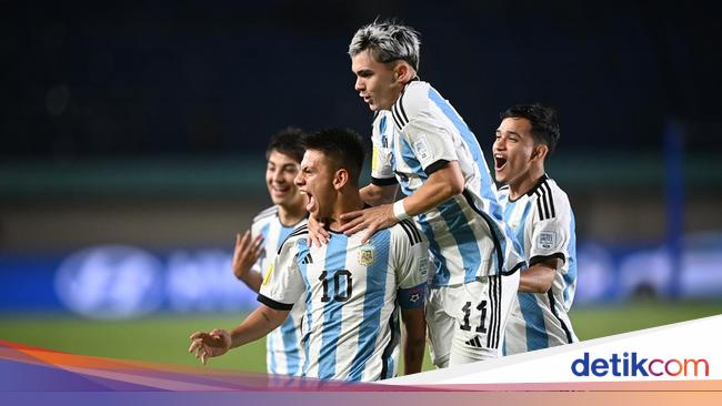 Echeverri Hat-trick, Argentina Sikat Brasil 3-0
