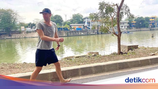 3 Aksi Viral Vokalis Coldplay: Jalan Nyeker-Sujud Cium Aspal Bandara Halim