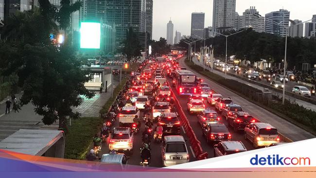 kepadatan-lalu-lintas-terpantau-terjadi-di-jalan-sudirman-jakarta-arus-lalu-lintas-kendaraan-menuju-bundaran-senayan-fitrya-ak-1_169