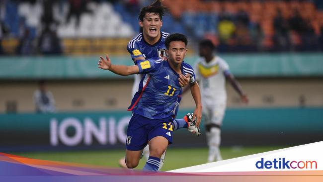 Samuel Eko mencetak gol saat melawan Jepang