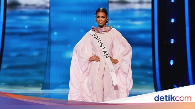 Miss Universe Pakistan Curi Atensi, Pakai Kaftan di Sesi Baju Renang