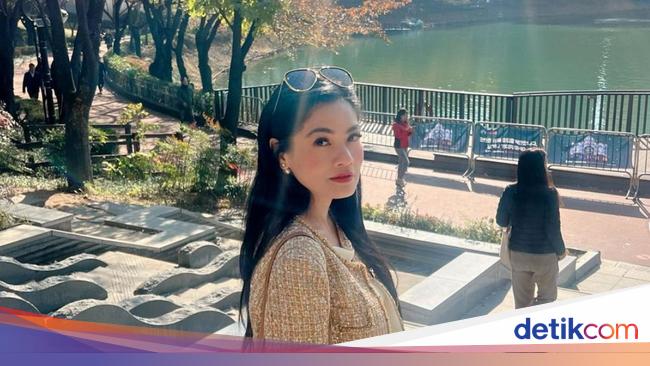 8 Gaya Stylish Titi Kamal di Korea, Pesonanya saat Pakai Hanbok Bikin Terpana