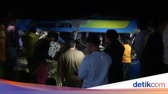Kereta Api Probowangi Tabrak Elf di Lumajang, 11 Orang Tewas