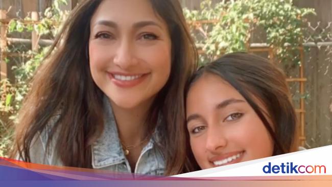 8 Foto Rahma Azhari &amp; Putri Sulung, Beda 21 Tahun Tapi Sering Dikira Kembar
