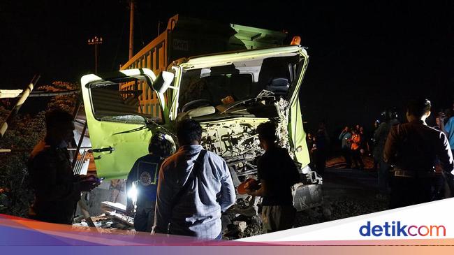 Truk Mogok Tertabrak Kereta di Perlintasan Tanpa Palang di Mojokerto