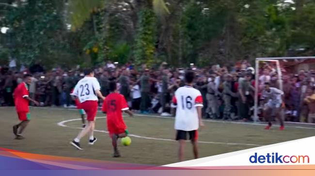 Jokowi Main Bola Bareng Anak-anak di Papua, Cetak Gol lalu Kebobolan