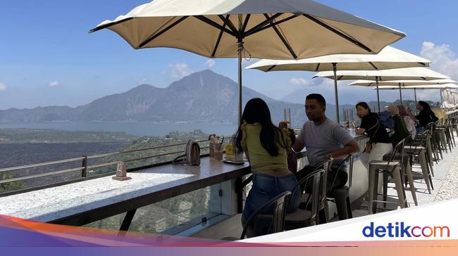 Puas Menatap Gunung Batur Sambil Ngopi Asyik