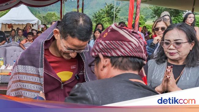 Kunjungi Desa Wisata Meat, Sandiaga Dikalungi Ulos Rigo Hotang Sarat Makna