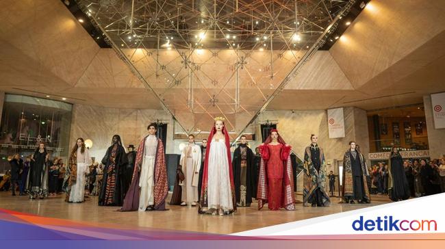 Ukir Sejarah, Desainer Edward Hutabarat Pamer Kain Nusantara di Louvre Paris