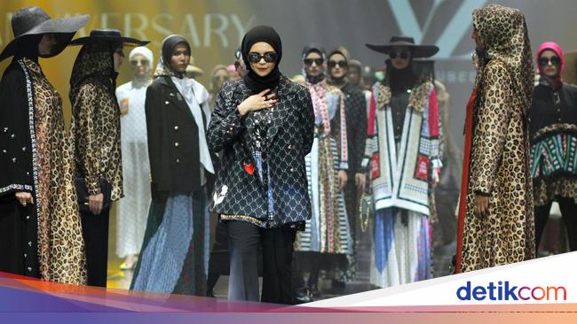 Vivi Zubedi 12 Tahun Berkarya, Jawab Tantangan Lewat Busana Motif Macan