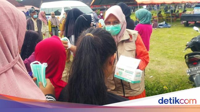 Andre Rosiade Bagikan 10.000 Masker untuk Warga di Sekitar Gunung Marapi