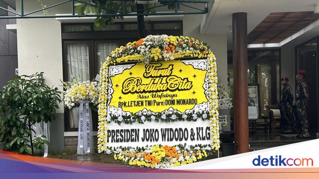 Karangan Bunga Banjiri Rumah Duka Eks Kepala BNPB Doni Monardo