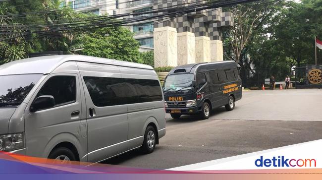 Mobil Polda Metro Tinggalkan Apartemen Milik Firli di Darmawangsa