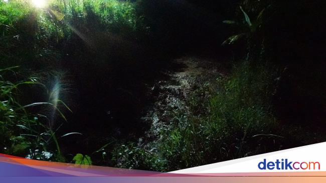 Banjir Lahar Terjang Tanah Datar Usai Erupsi Marapi, Ada Jembatan Rusak