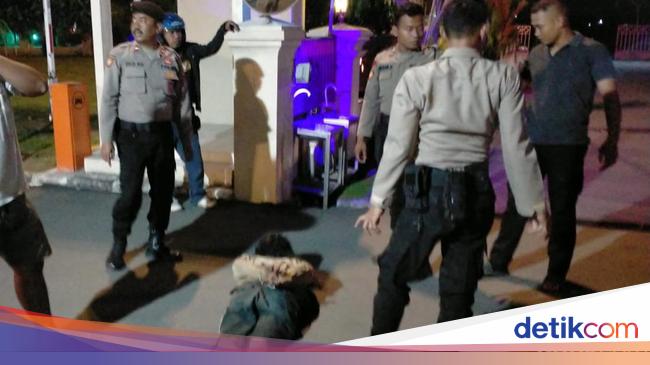 Pria Diduga ODGJ Ngamuk Pukuli Warga di Depan Mapolres Klaten